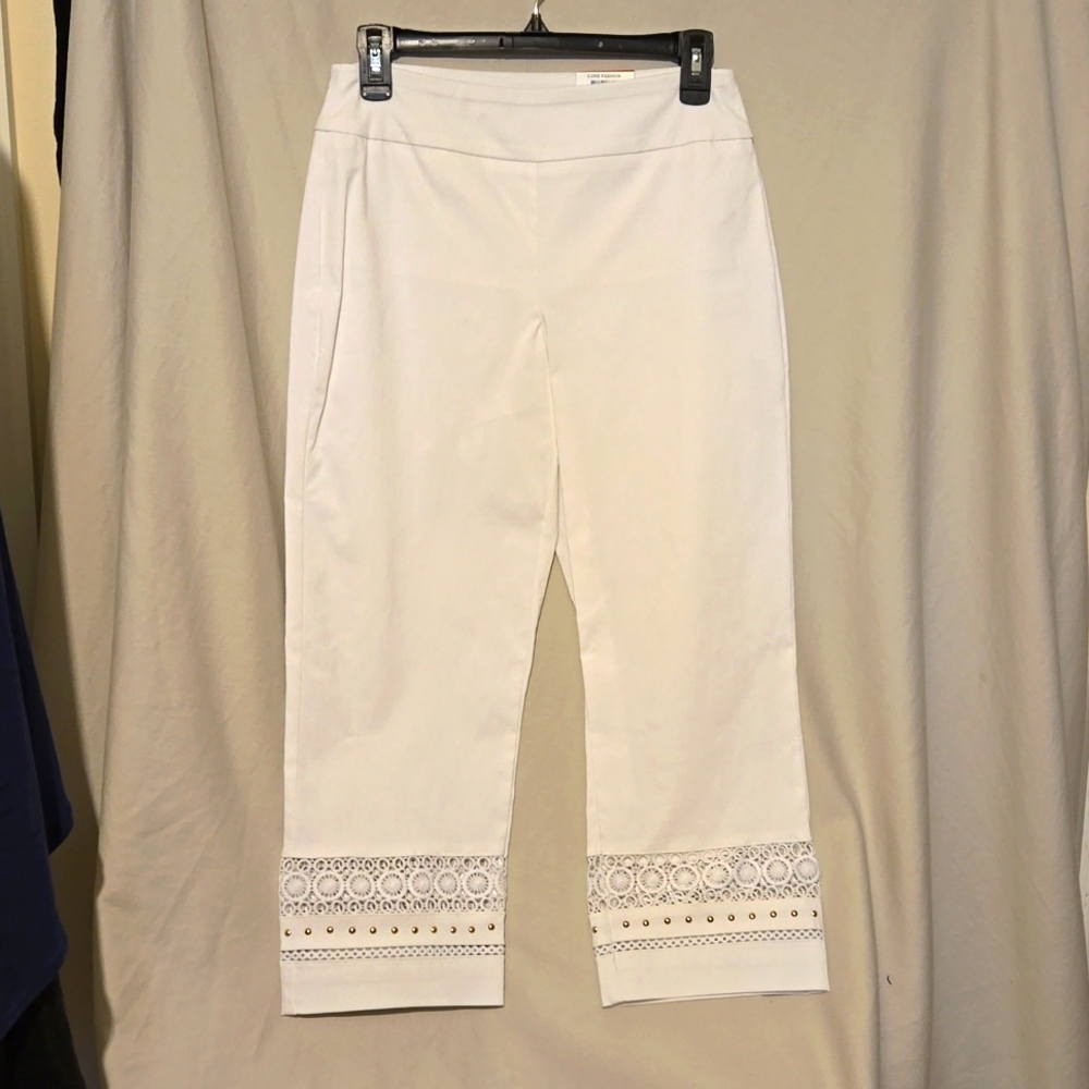 J M Collection White dressy lace Capri pants, NEW